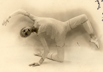 Photograph of Alicia Markova kneeling and leaning sideways in the ballet Le Chant du Rossignol